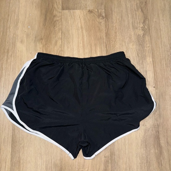 Nike Black and White Athletic Shorts Lightweight Design - Picture 2 of 3